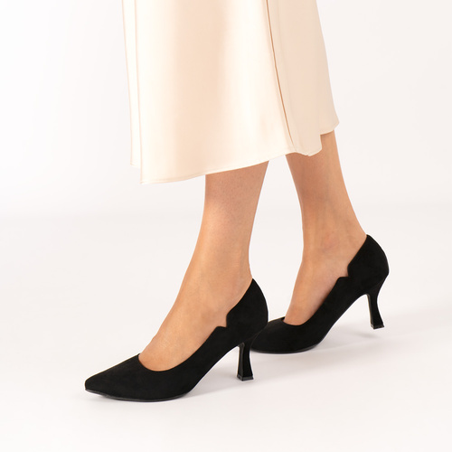 Kitten Heel Pumps mit Kitten Heel aus Wildlederimitat in der Farbe Schwarz 