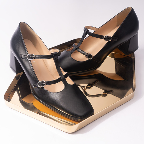 Court black leather heeled shoes. 