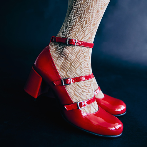 Heeled Mary Janes in red patent leather. 