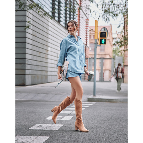 Heeled high boots in brown faux suede. 