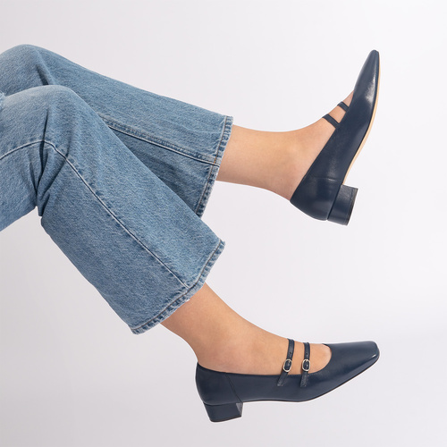 Heeled leather shoes in navy colour. 