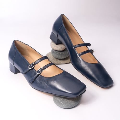 Heeled leather shoes in navy colour. 