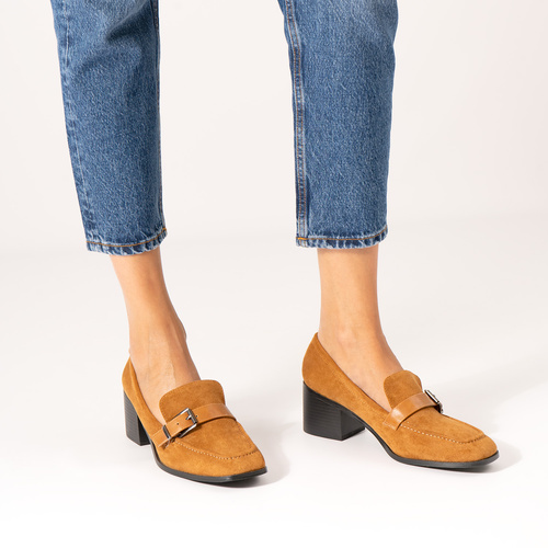 Heeled loafer in camel suede material 