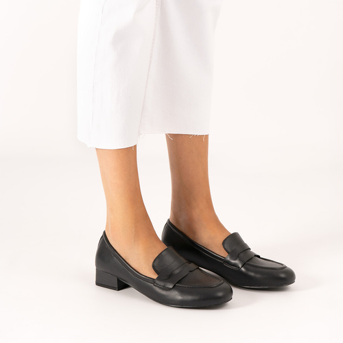 Heeled loafer in soft black faux leather 