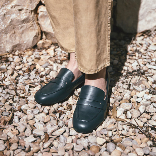 Heeled loafer in soft navy faux leather 