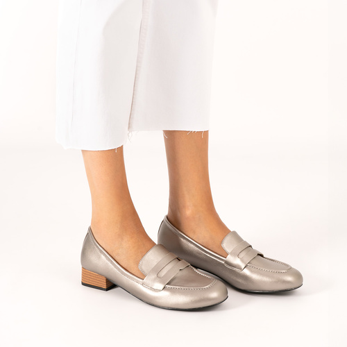 Heeled loafer in soft old silver faux leather 