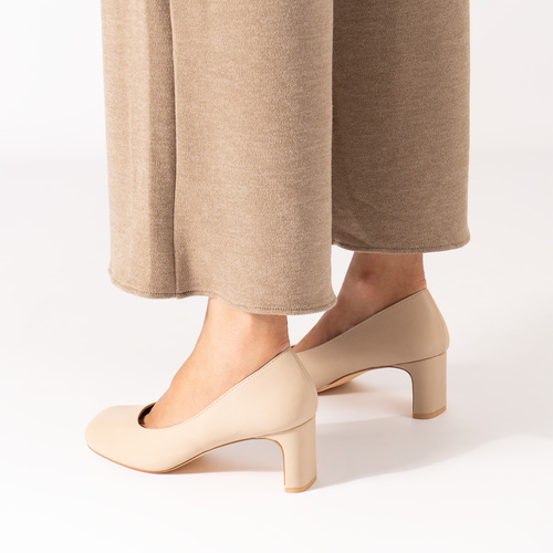 Heeled pumps in soft beige faux leather 