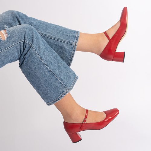 Leather heeled shoe in red leather 