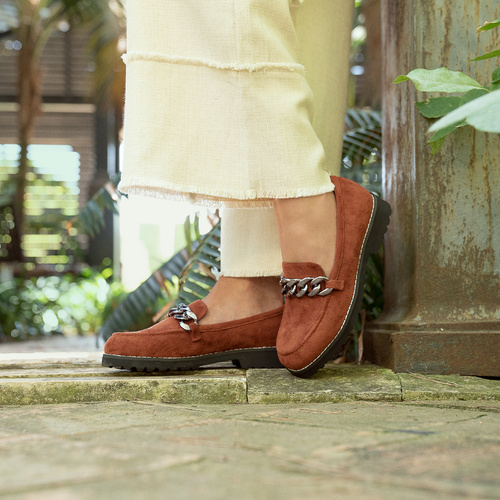 Moccasins in brick-red faux suede and track sole 