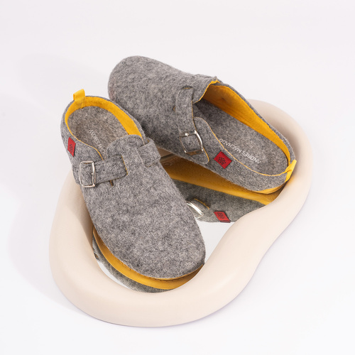 Unisex home slippers in grey felt and buckle detail 