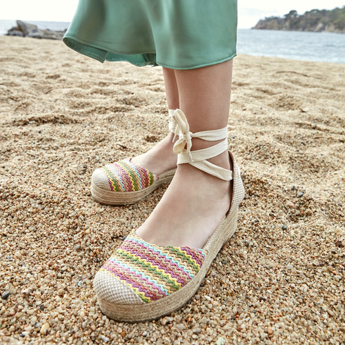 Wedge sandals in multi-colored fabric with jute wedge 